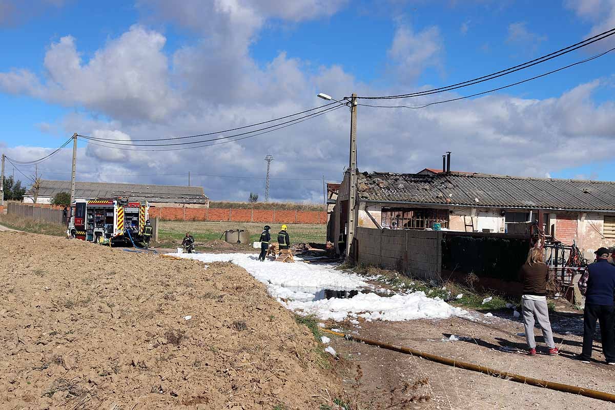 Fotos: Extinguido el incendio de una nave agrícola en Villagonzalo que se salda con daños materiales y sin heridos