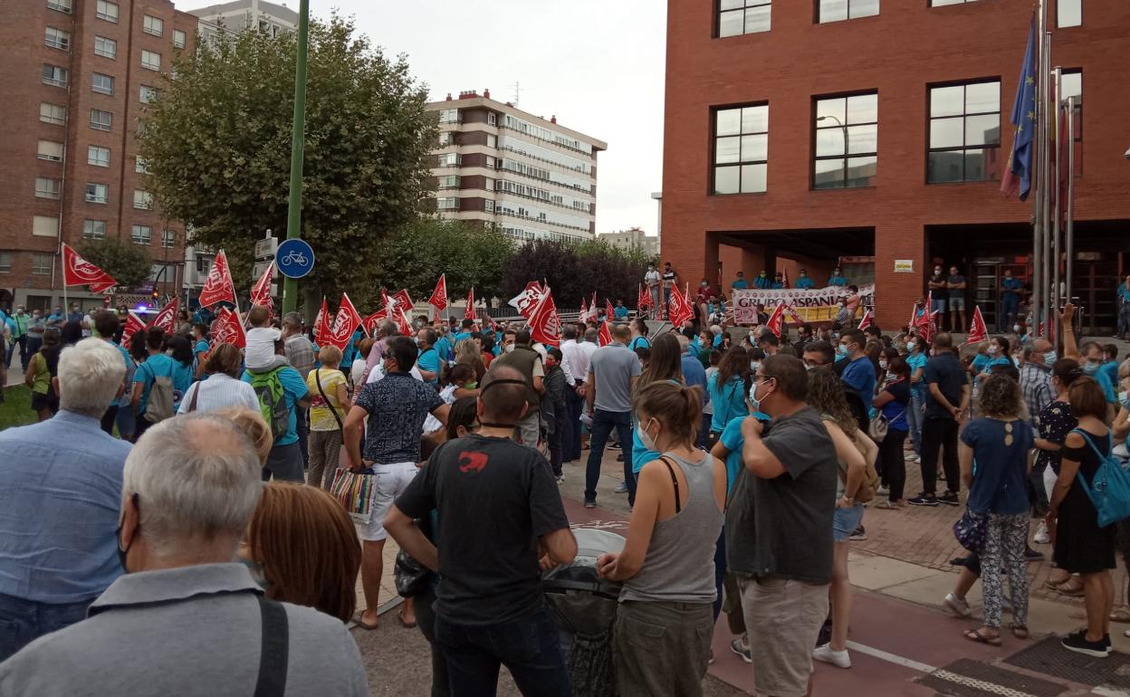 Protesta de los trabajadores del Grupo Aspanias en Burgos frente a la delegación territorial de la Junta. 