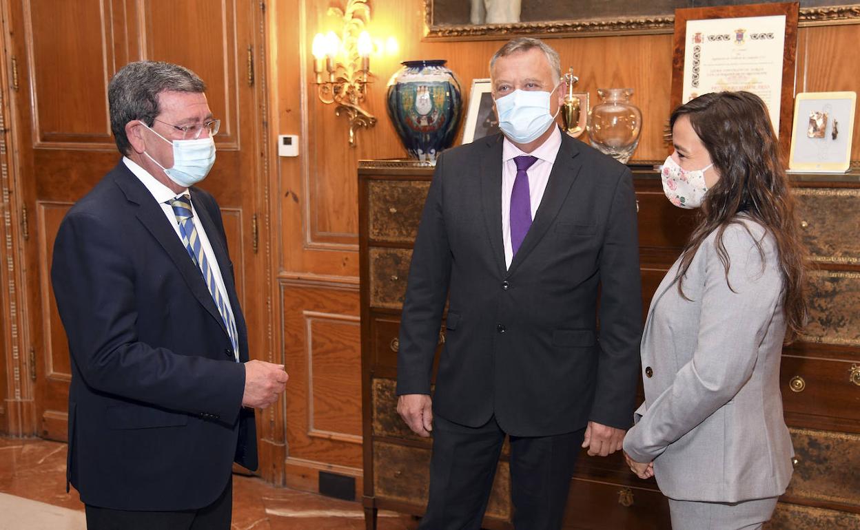 César Rico, presidente de la Diputación, el vicepresidente Lorenzo Rodríguez, y la diputada de León, Gemma Villarroel