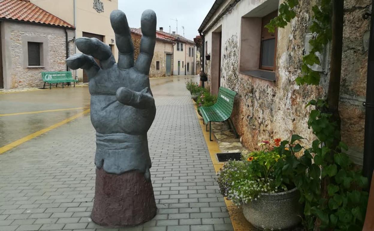 Mano ubicada en Mecerreyes, realizada por Ángel Gil con la ayuda de sus vecinos. 