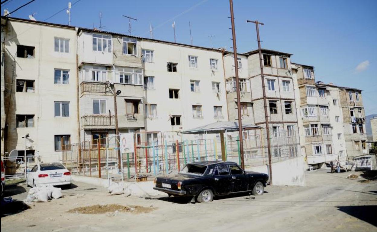 Vista de los daños causados en viviendas y automóviles por impacto de proyectiles en Stepanakert.