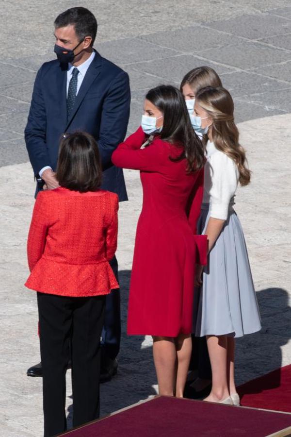 El presidente del Gobierno, Pedro Sánchez, junto a la ministra de Defensa, Margarita Robles, la Reina Letizia, la Princesa Leonor y la Infanta Sofía 