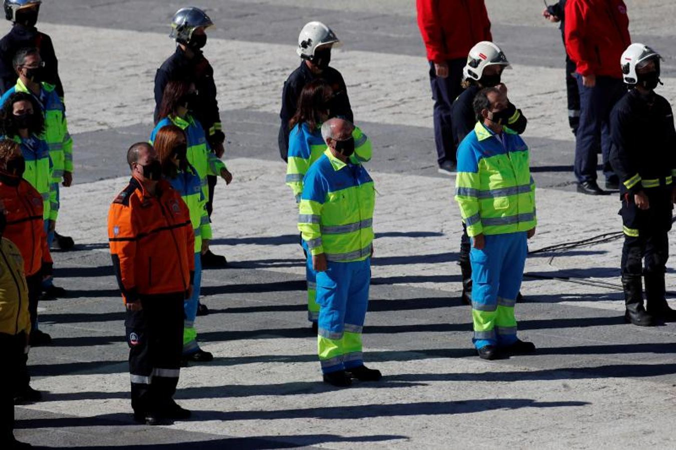 Bomberos y miembros de los servicios de emergencia participan en el desfile terrestre