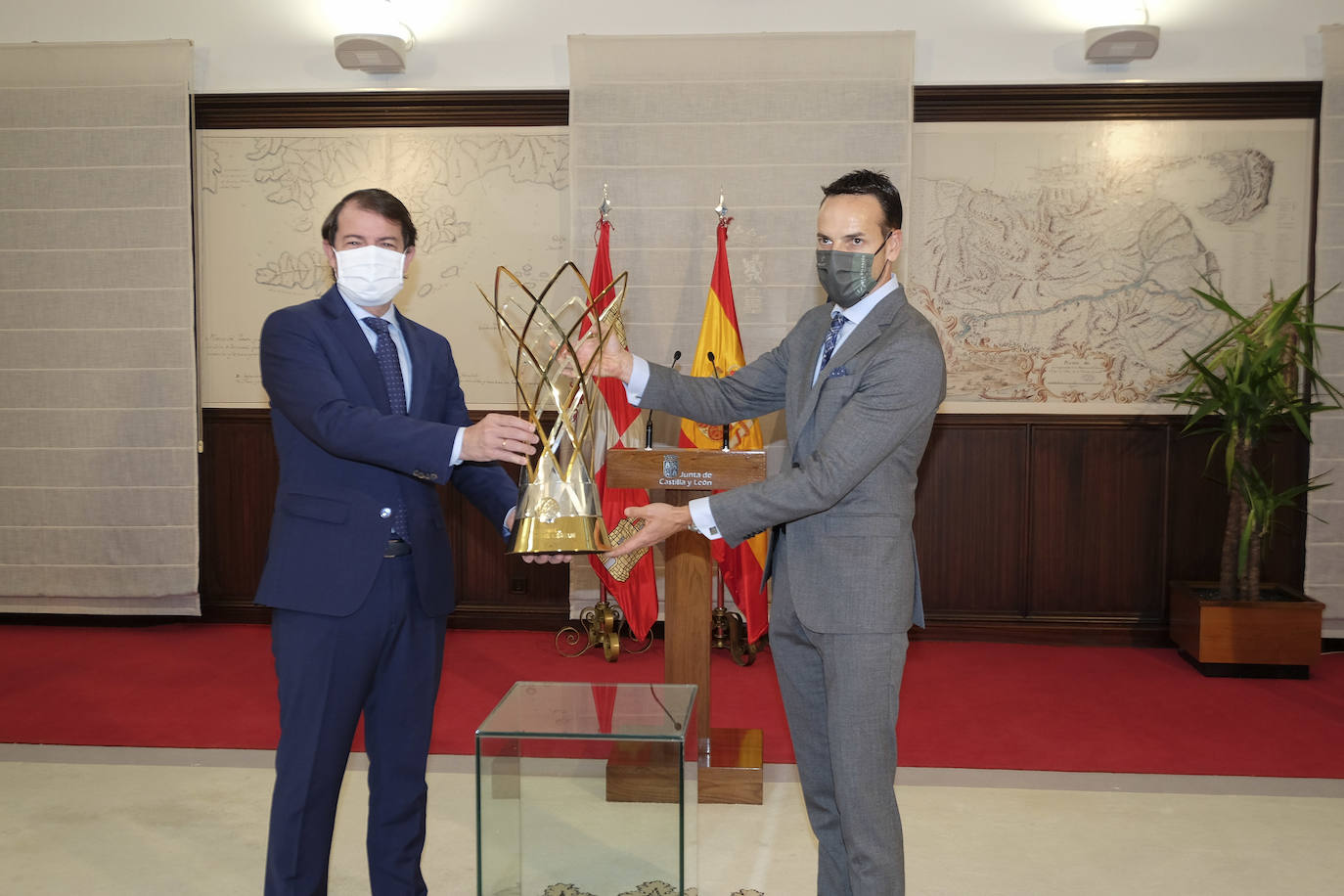 Fotos: Mañueco recibe a los campeones de Europa