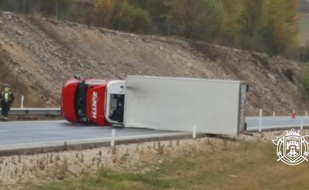 Camión volcado en Briviesca.