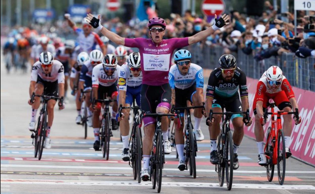 Arnaud Démare celebra su victoria en Rimini.