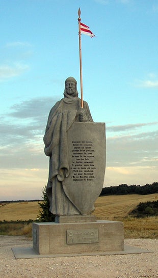 Escultura de un anciano ubicada en Mecerreyes. 