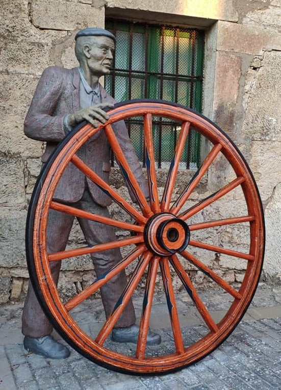 Escultura de un anciano ubicada en Mecerreyes. 