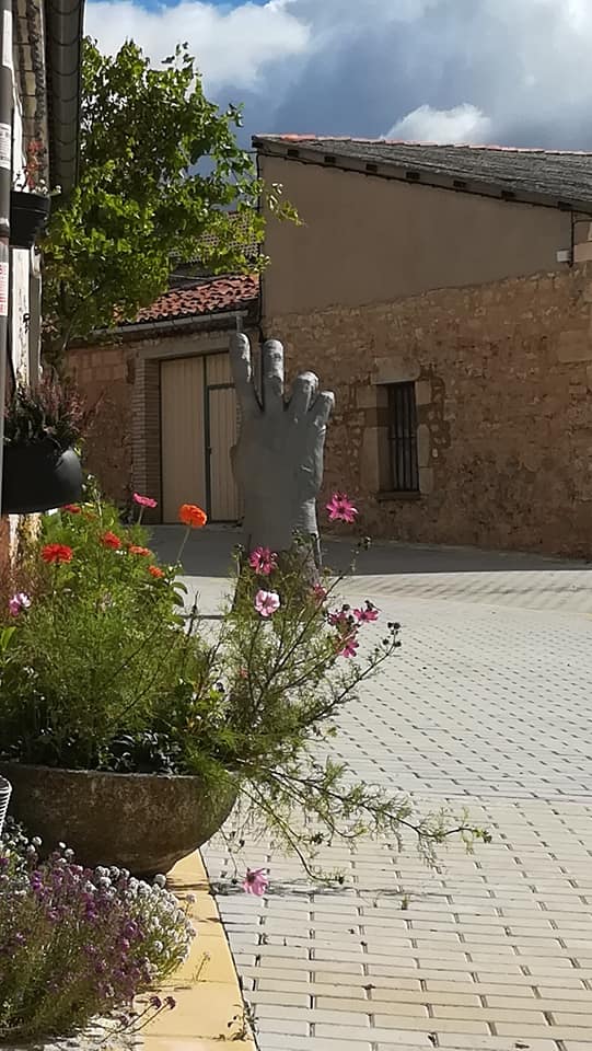 Escultura de un anciano ubicada en Mecerreyes. 