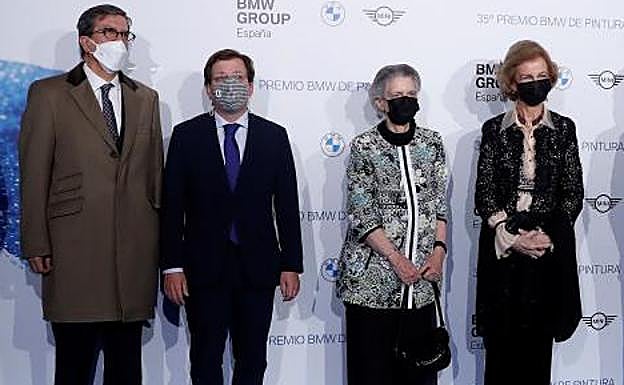 Enrique de Ybarra, José Luis Martínez Almeida, la princesa Irene de Grecia y la reina Sofía, este jueves, en el Teatro Real. 