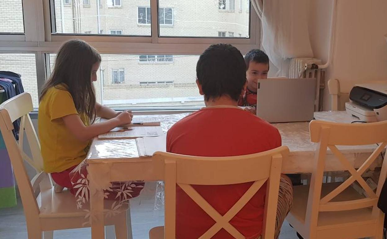 Los hijos de Verónica hacen la tarea y repasan la lección cada día