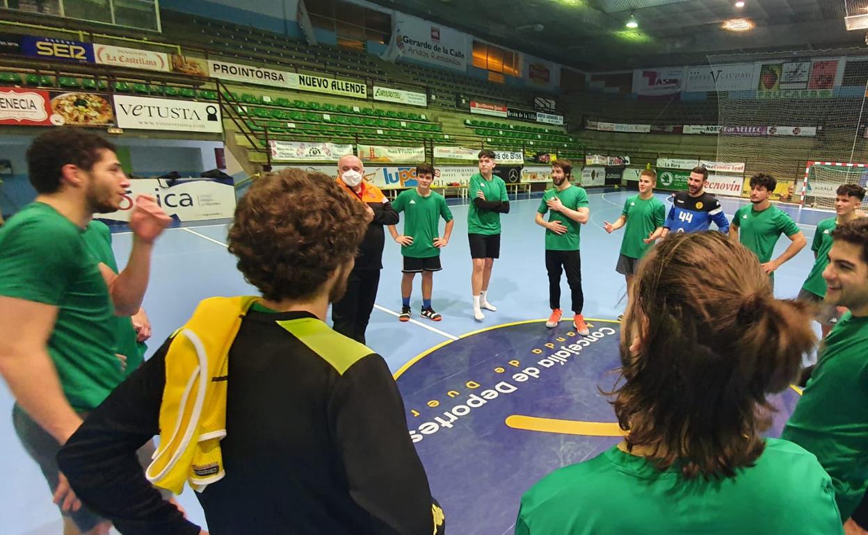 El Villa de Arnada ha ido sumando efectivos a los últimos entrenamientos. 