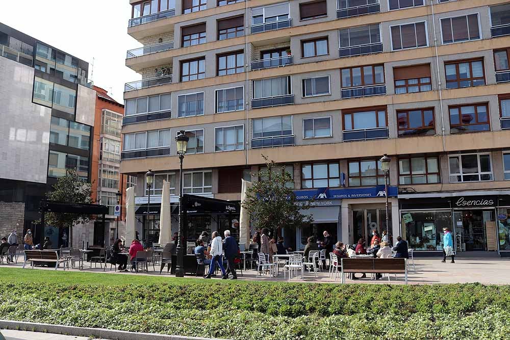 Fotos: Sábado de tapeo y ocio sin barra de bar y con frío en las terrazas