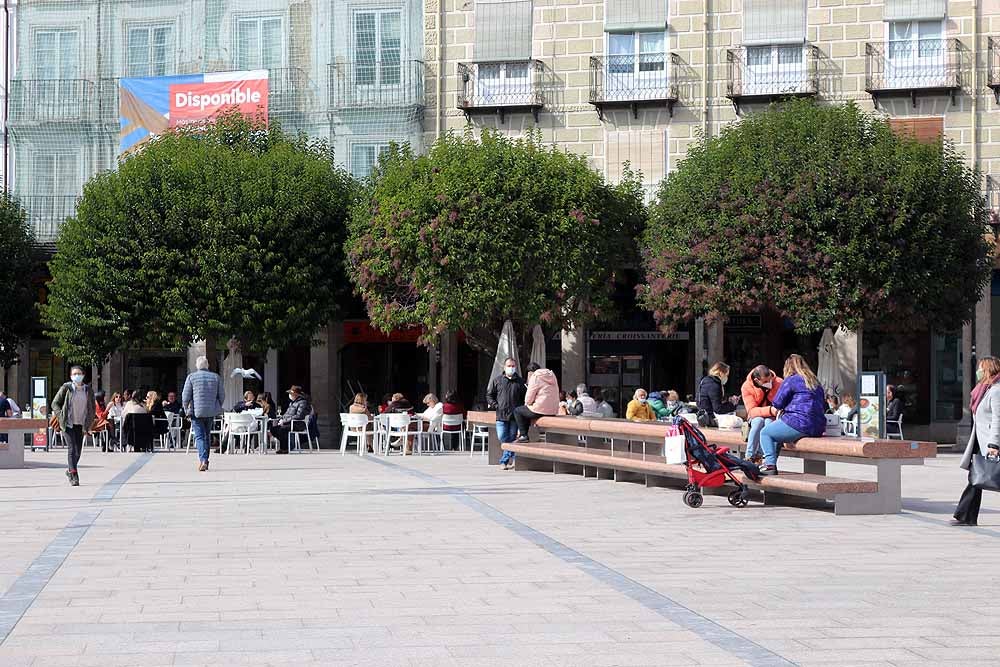 Fotos: Sábado de tapeo y ocio sin barra de bar y con frío en las terrazas