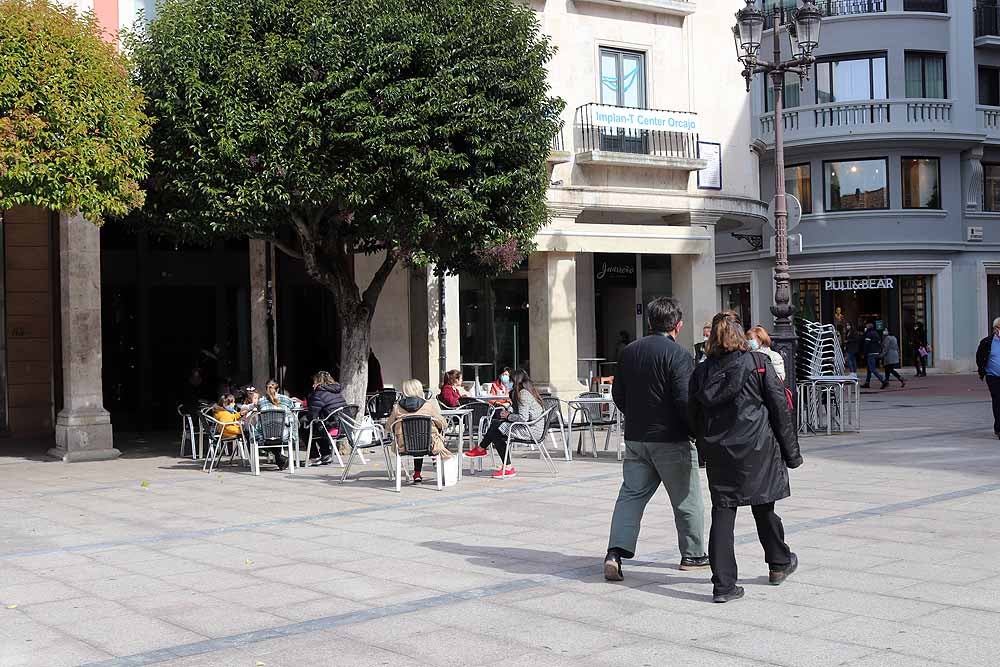 Fotos: Sábado de tapeo y ocio sin barra de bar y con frío en las terrazas