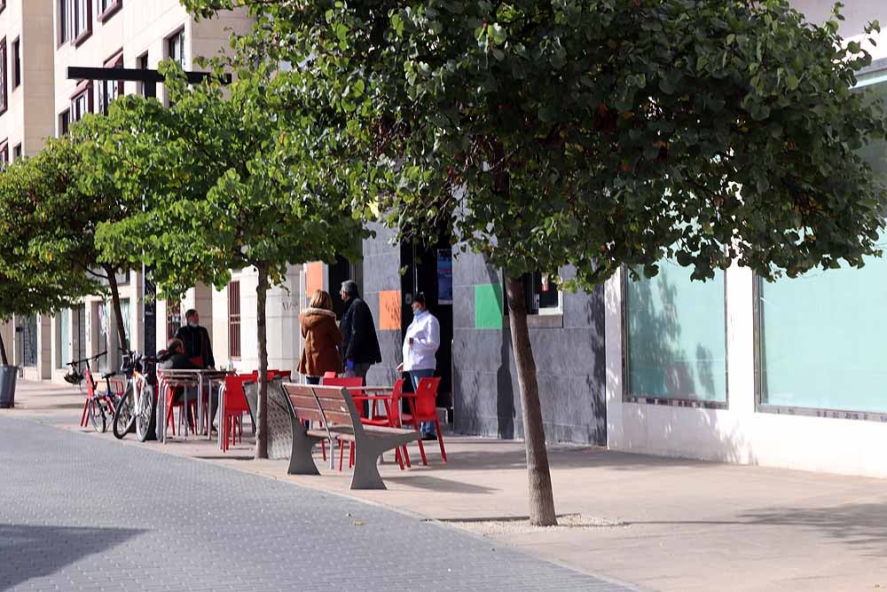 Fotos: Sábado de tapeo y ocio sin barra de bar y con frío en las terrazas