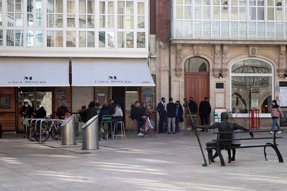 Fotos: Sábado de tapeo y ocio sin barra de bar y con frío en las terrazas