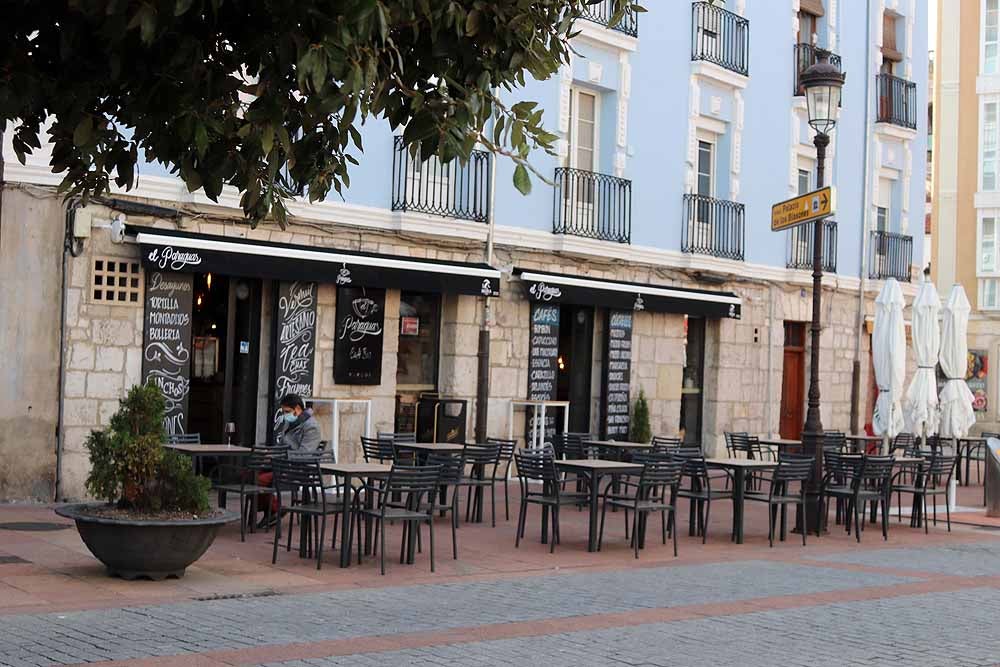 Fotos: Sábado de tapeo y ocio sin barra de bar y con frío en las terrazas