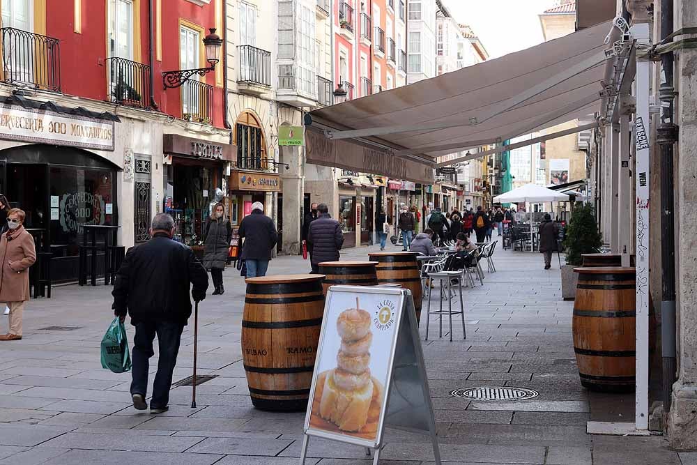 Fotos: Sábado de tapeo y ocio sin barra de bar y con frío en las terrazas