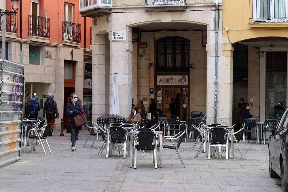 Fotos: Sábado de tapeo y ocio sin barra de bar y con frío en las terrazas