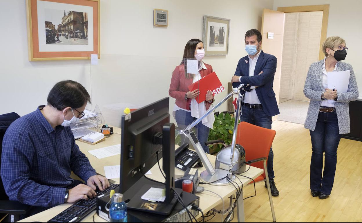 El secretario autonómico del PSOE, Luis Tudanca, y las procuradoras Nuria Rubio e Isabel Gonzalo presentan la propuesta en el registro de las Cortes. 