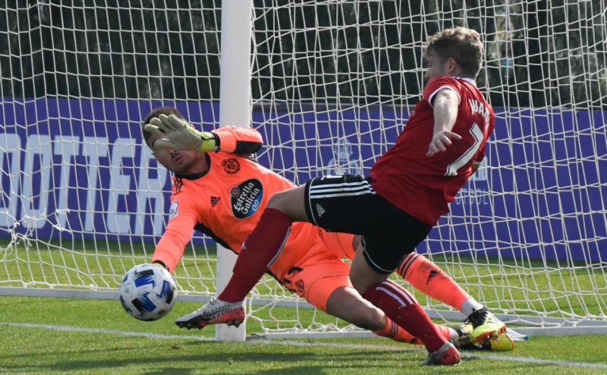 Juanma intenta rematar a puerta en el choque frente al Real Valladolid Promesas del pasado domingo. 