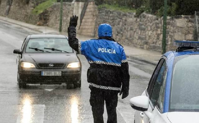 Controles de la Policía Local en el primer día de confinamiento en Burgos. 