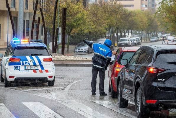 Controles de la Policía Local en el primer día de confinamiento en Burgos. 