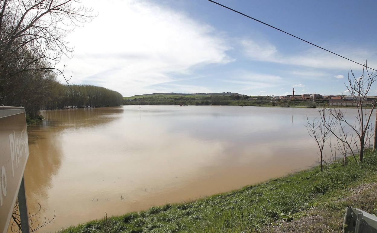 Una crecida del río Pisuerga, a su paso por la localidad palentina de Dueñas.