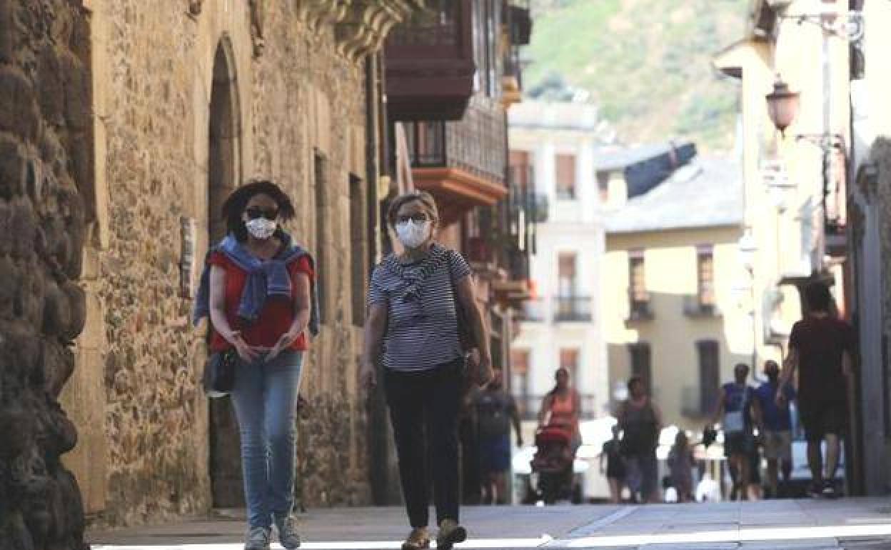 Dos mujeres pasean por Ponferrada con la mascarilla.