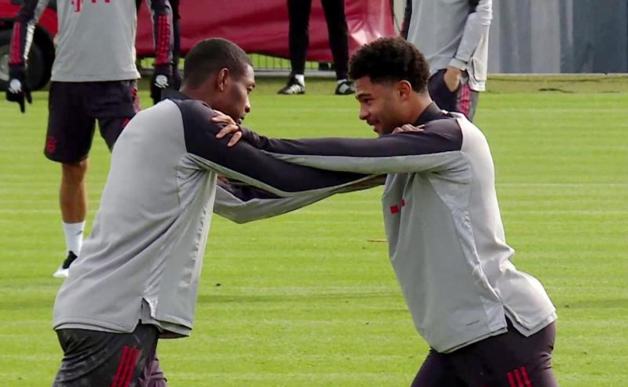 Serge Gnabry, junto a David Alaba, durante el entrenamiento del Bayern del martes. 