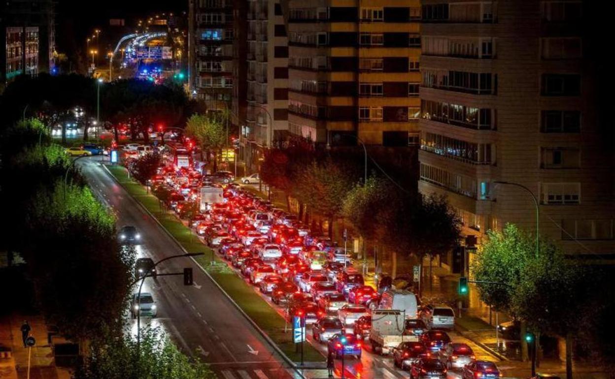 El control de la Plaza del Rey provocaba un tremendo atasco a primera hora de la mañana el miércoles. 