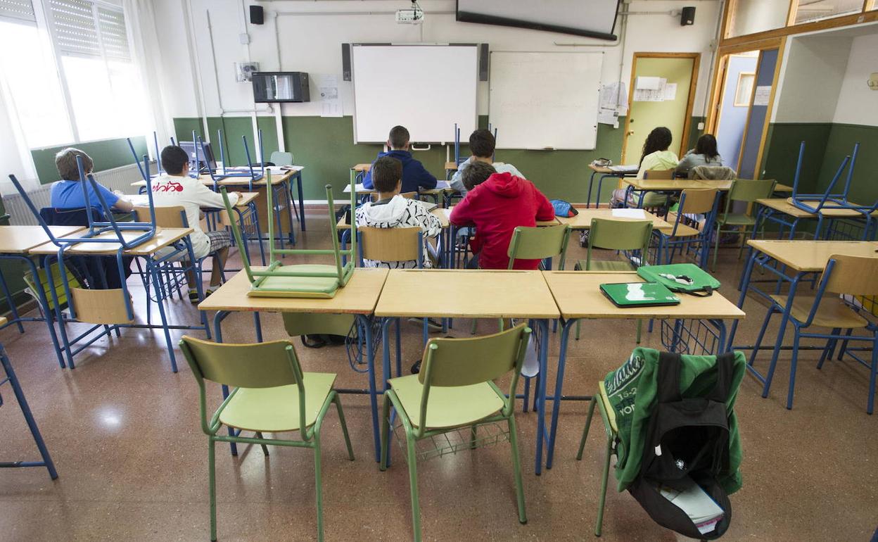 Un aula medio vacía de un colegio por el coronavirus.