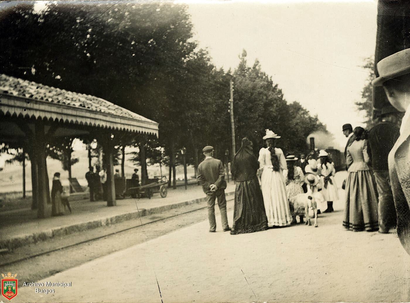 Llegada de un tren a la estación de Burgos en 1892. 