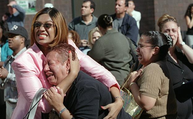 Dos mujeres se abrazan durante los atentados del 11-S en Nueva York.