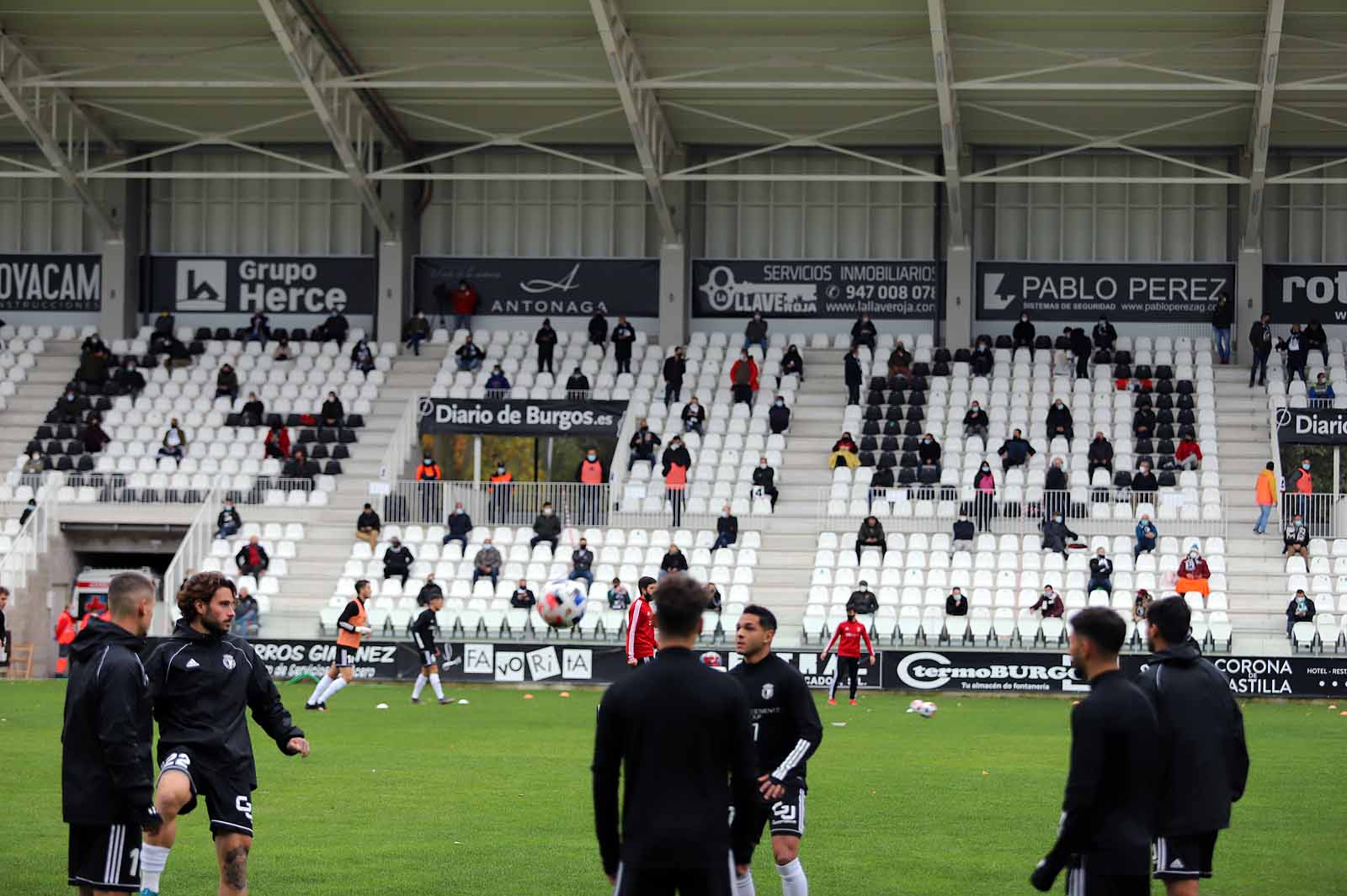 Alrededor de 800 personas vieron el encuentro entre el Burgos C. F. y el Sporting B.