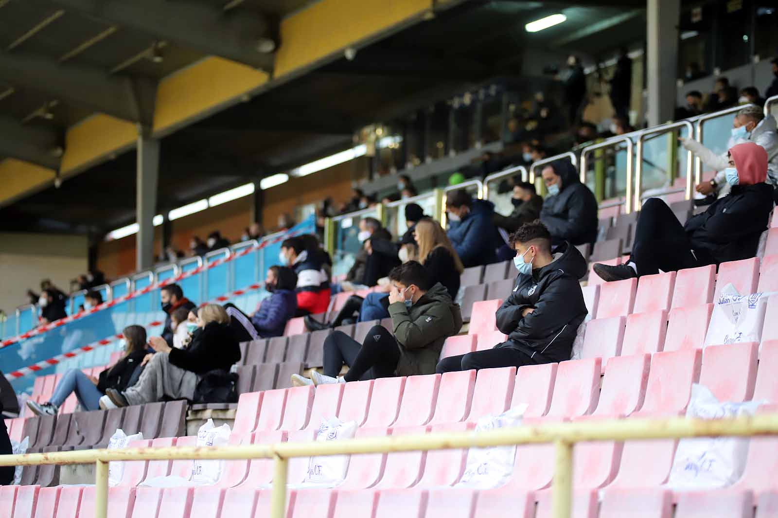 Alrededor de 800 personas vieron el encuentro entre el Burgos C. F. y el Sporting B.