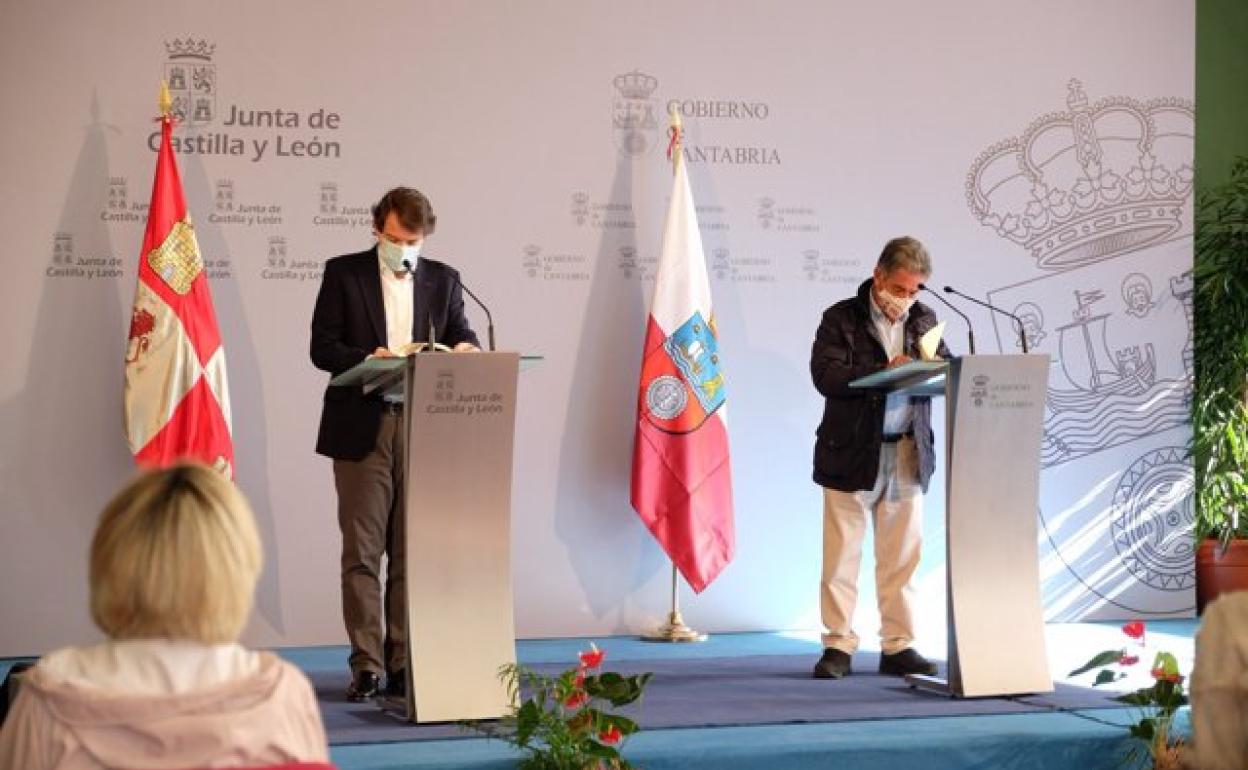 Alfonso Fernández Mañueco y Miguel Ángel Revilla tras la firma del acuerdo de colaboración. 