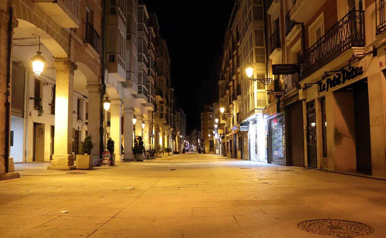 Calles vacías en el primer día de toque queda.