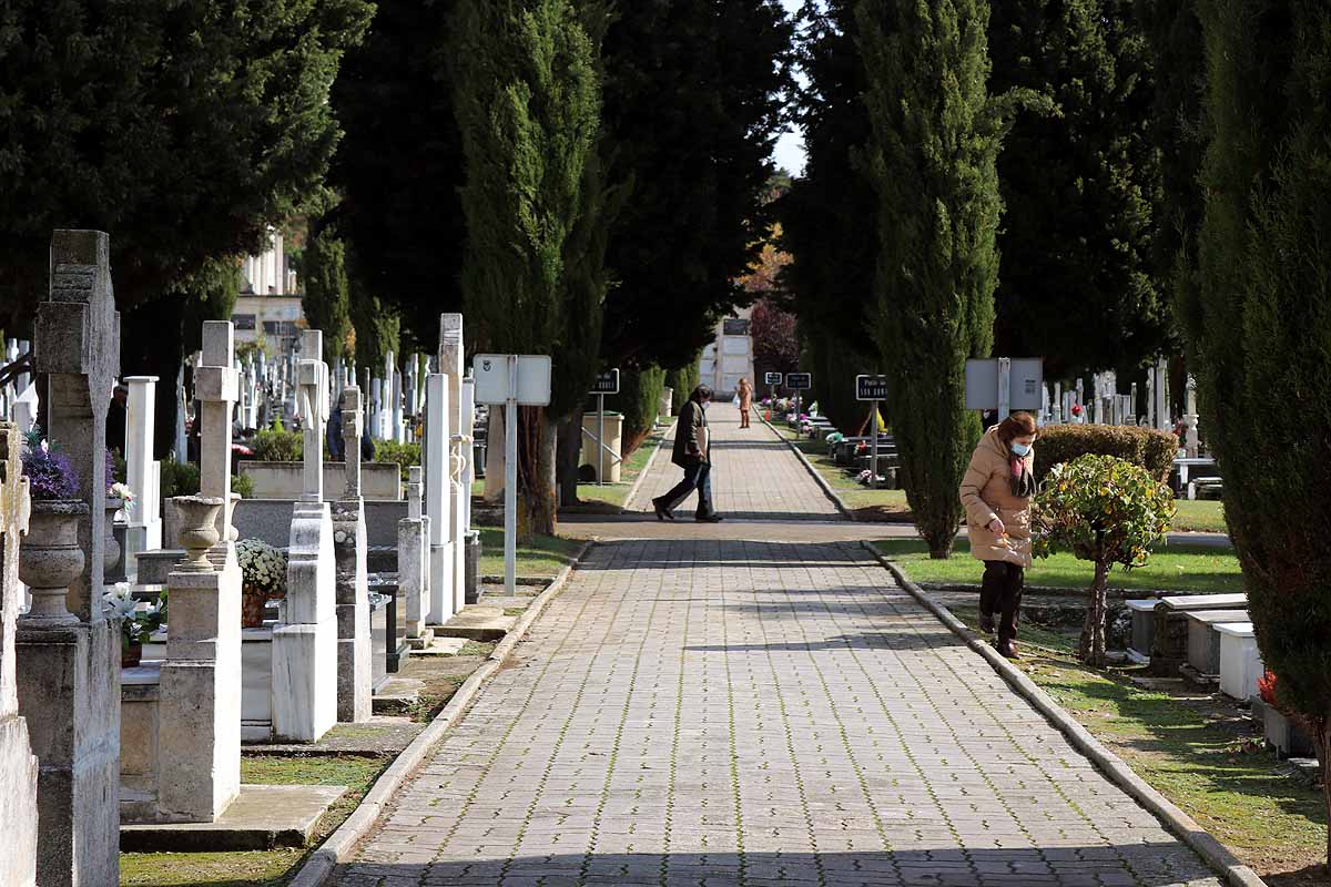 Los burgaleses han adelantado la limpieza de tumbas y la entrega de flores para evitar las restricciones del Día de Todos los Santos. 