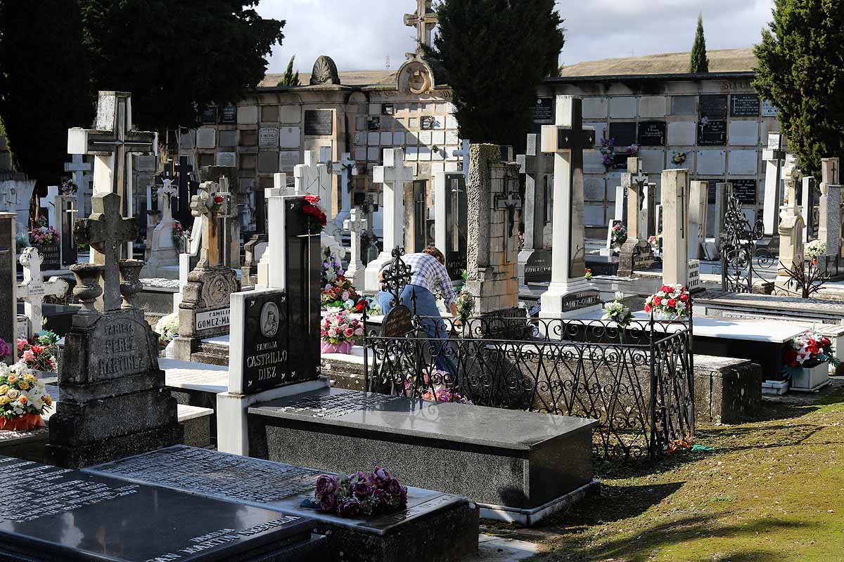 Los burgaleses han adelantado la limpieza de tumbas y la entrega de flores para evitar las restricciones del Día de Todos los Santos. 