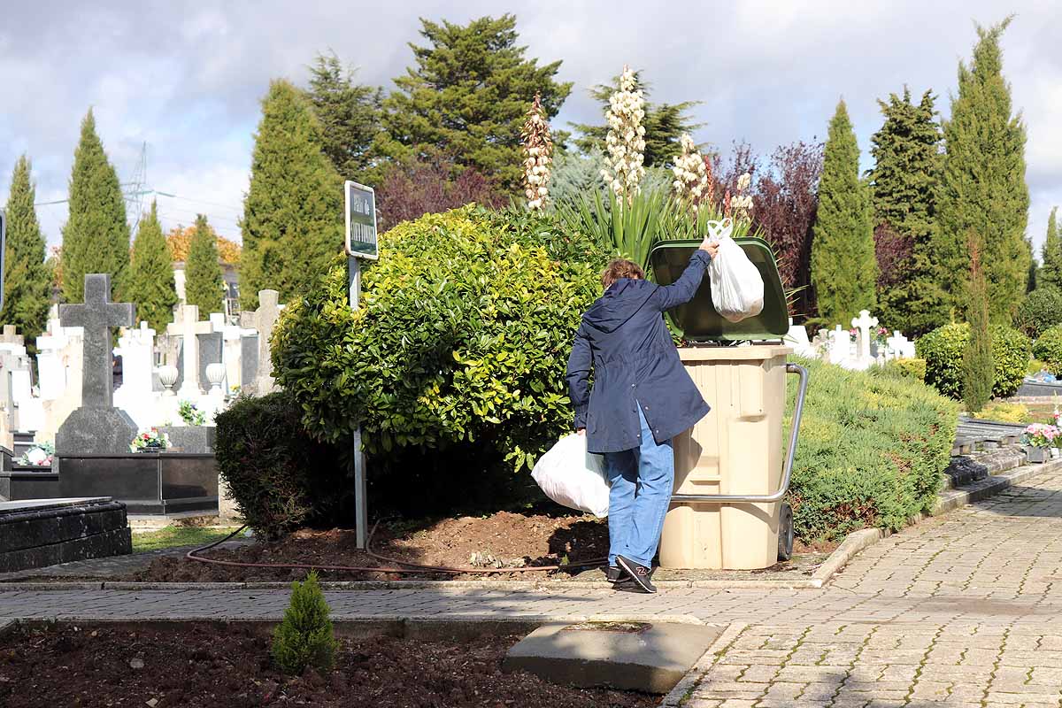 Los burgaleses han adelantado la limpieza de tumbas y la entrega de flores para evitar las restricciones del Día de Todos los Santos. 