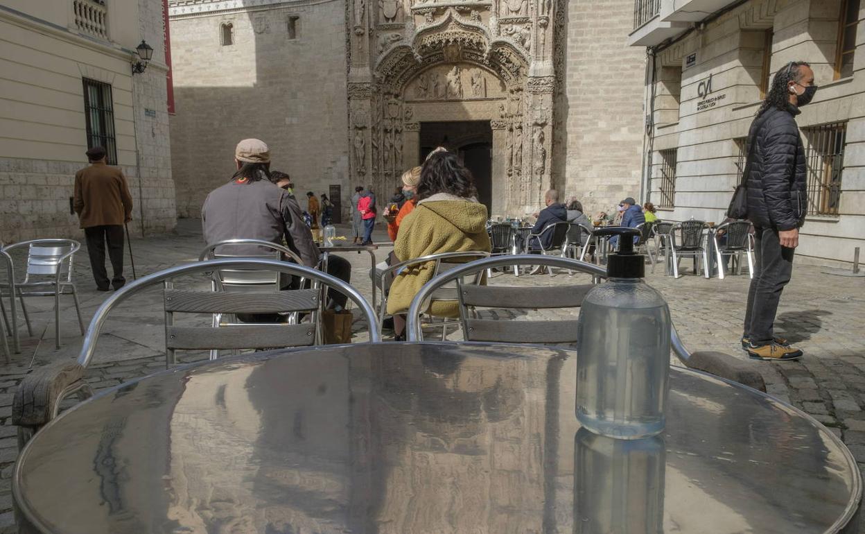 Gente consumiendo en una terraza en Valladolid. 