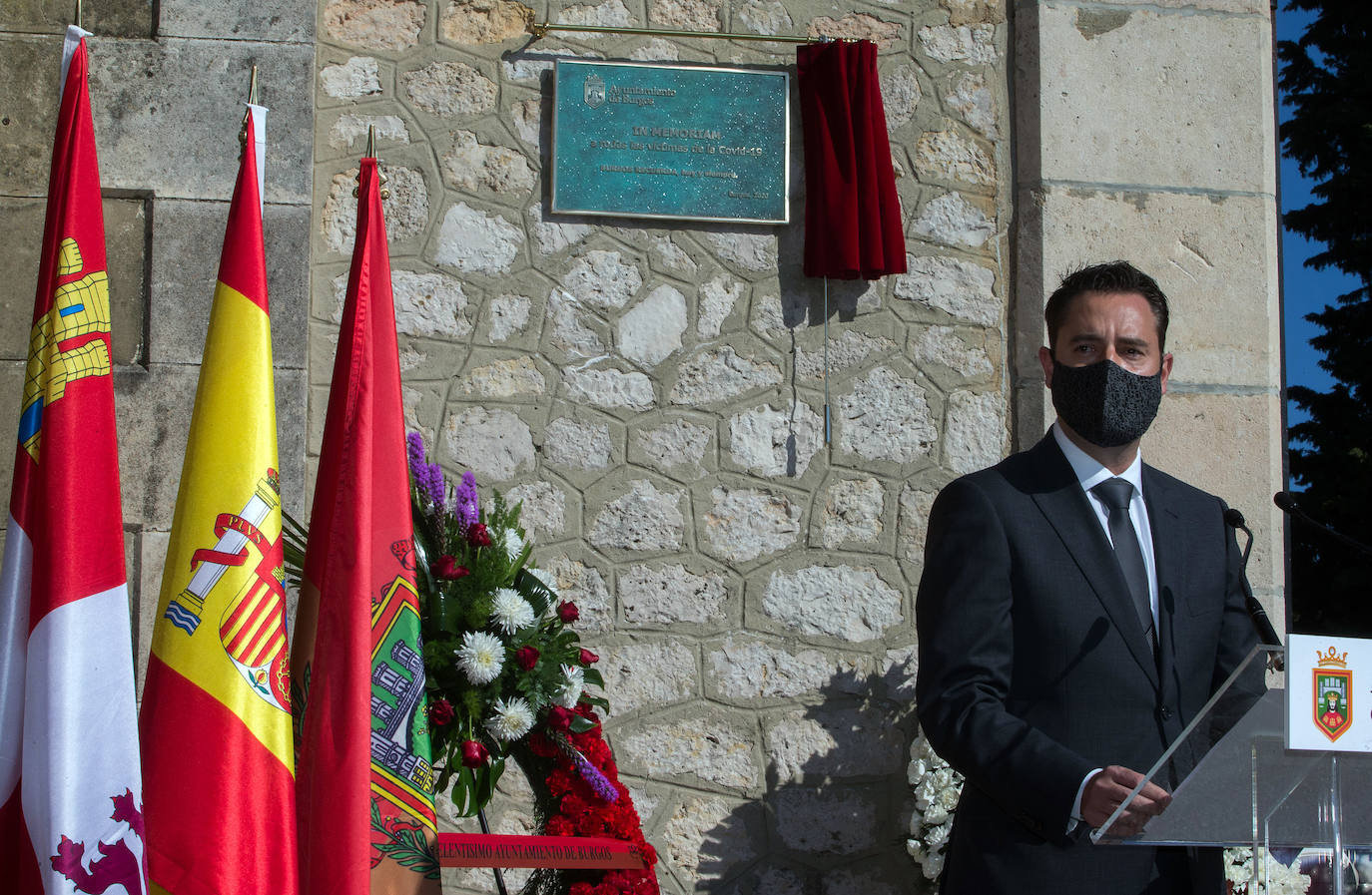 Fotos: Burgos rinde homenaje a los fallecidos durante la pandemia de covid con un placa en el cementerio