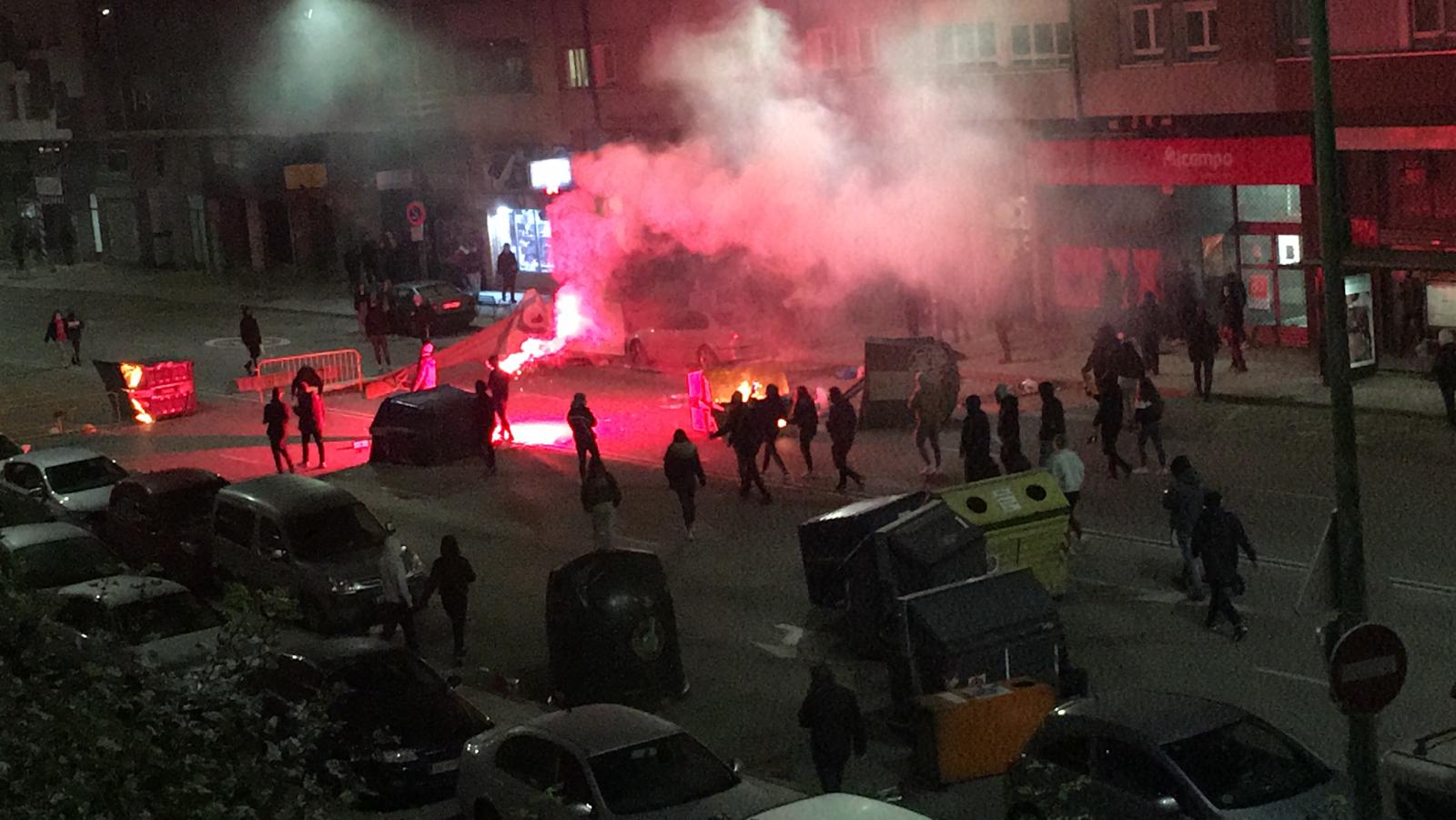 Decenas de personas provocan altercados y se enfrentan a la policía en Gamonal