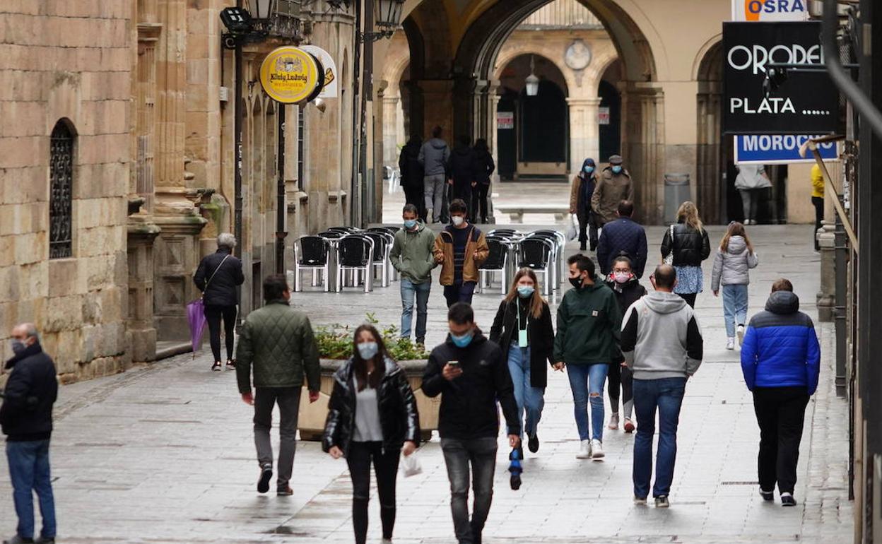 Varias personas caminando por Salamanca. 