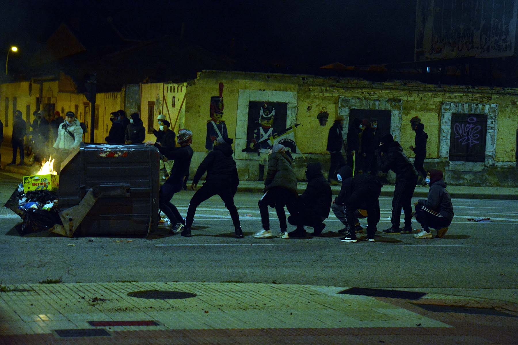 Fotos: La concentración contra las medidas anti covid acaba en batalla campal en Gamonal