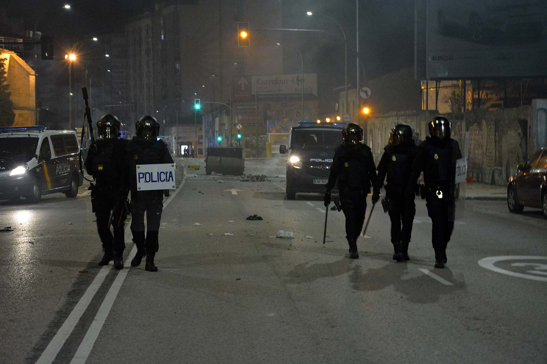 Fotos: La concentración contra las medidas anti covid acaba en batalla campal en Gamonal