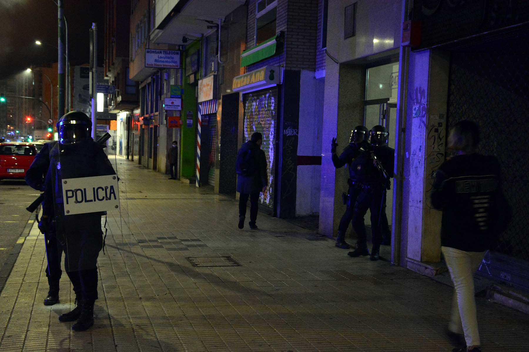 Fotos: La concentración contra las medidas anti covid acaba en batalla campal en Gamonal