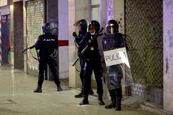 Fotos: La concentración contra las medidas anti covid acaba en batalla campal en Gamonal